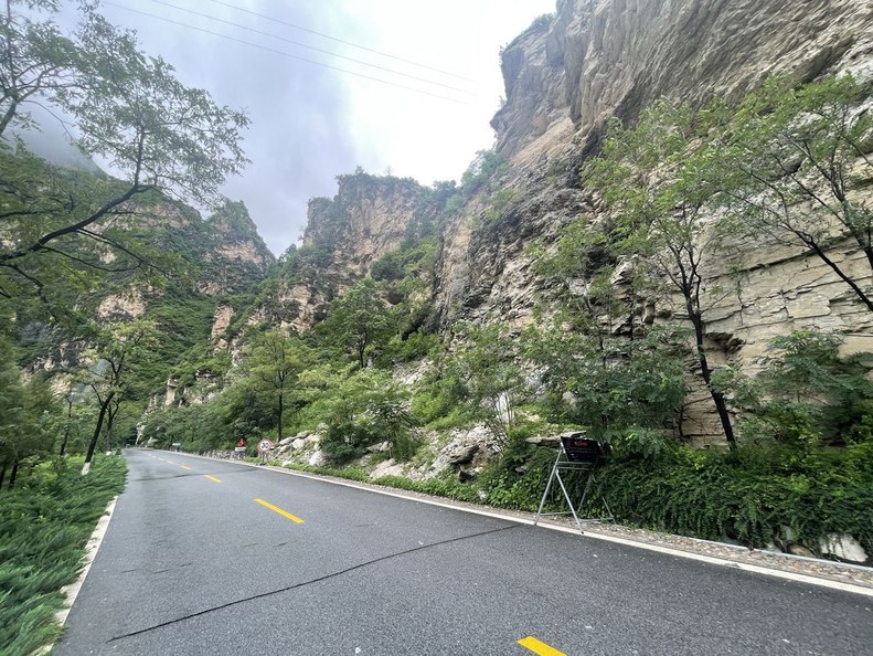 北京 G108 京昆路地质灾害防治工程施工前边坡与道路现场