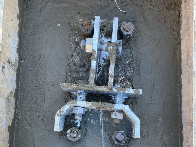 西藏 RM 水电站落石防护工程钢柱基础与基座锚固